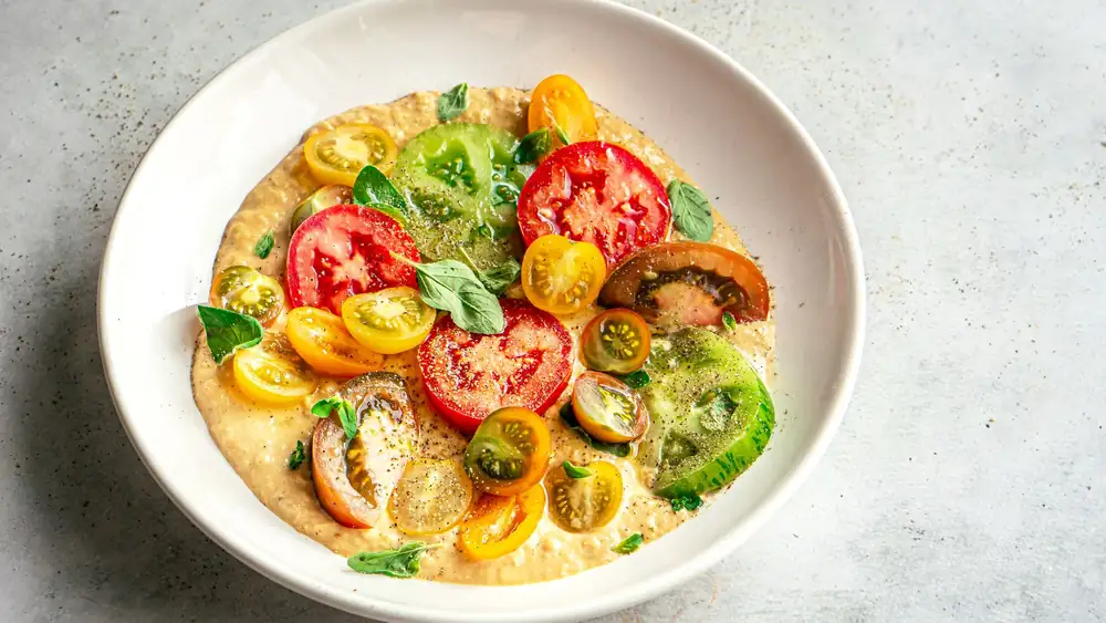 Ensalada de tomate con salsa vitello tonnato en 10 minutos