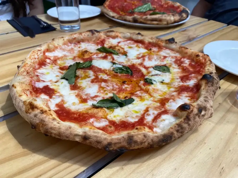 Dónde comer pizzas chilenas seleccionadas entre las 100 mejores del mundo