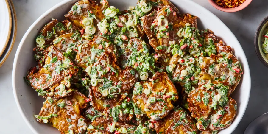 Nuestros editores están obsesionados con las ensaladas de patatas machacadas. Aquí tienes 5 versiones que no podemos dejar de preparar.
