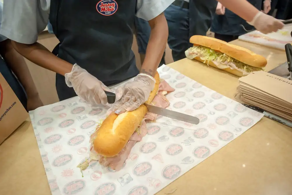 Otra enorme cadena de sándwiches abrirá sus puertas en Calgary la próxima semana