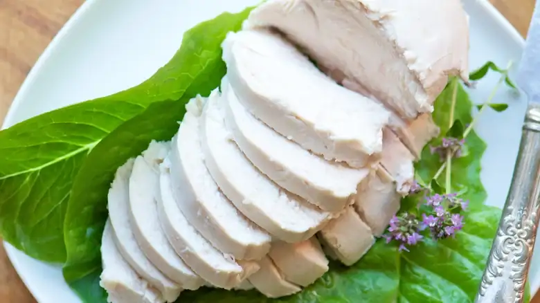 La clave para escalfar pollo sin que quede gomoso