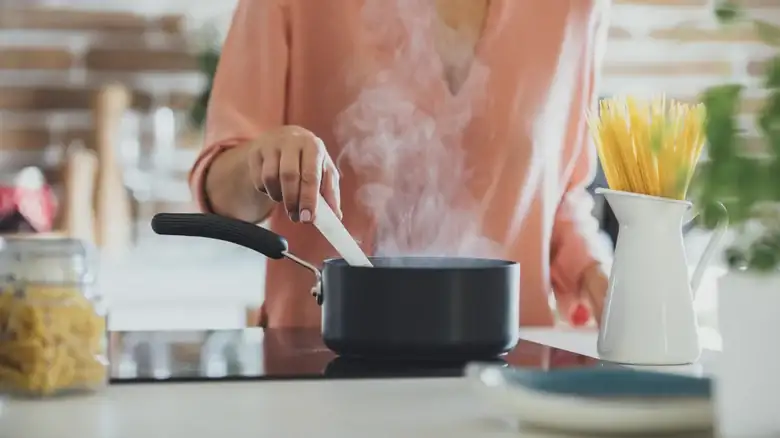 Combina dos comidas instantáneas populares para un almuerzo lleno de sabor