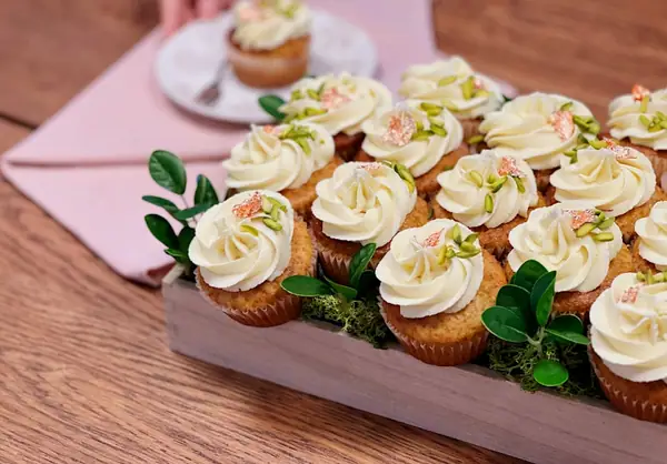 Cupcakes de ricotta con ganache de chocolate blanco (estilo centro de mesa)