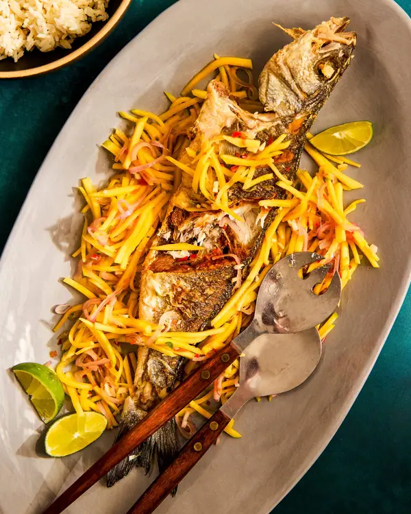 Pescado frito camboyano con ensalada de mango verde