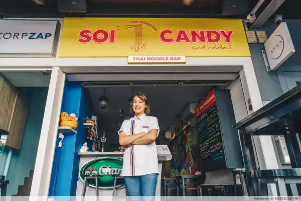 Reseña de Soi Candy: Bar de fideos del norte de Tailandia con estofado de cerdo y tempura de kangkong en Tanjong Pagar