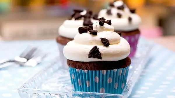 Snacking with a show effect: Oreo cupcakes with a chic topping