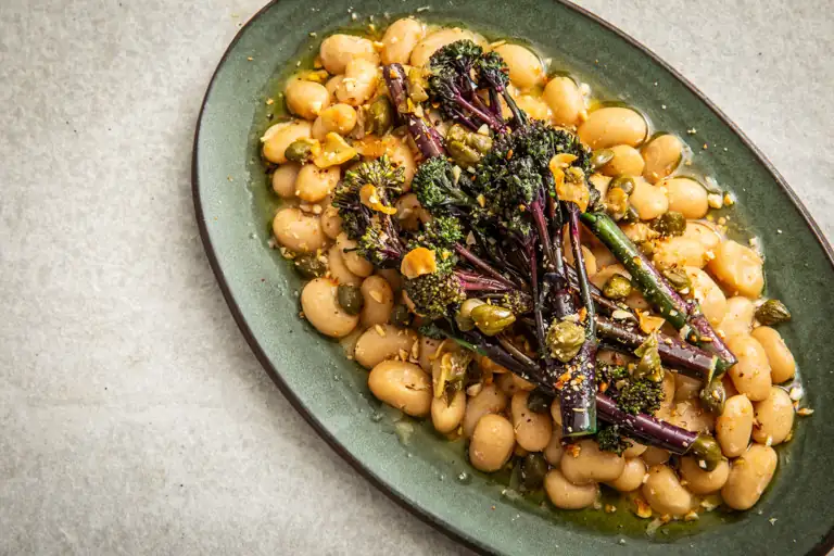 Brócoli morado Tenderstem, alubias y alcaparras en receta de mantequilla marrón con limón