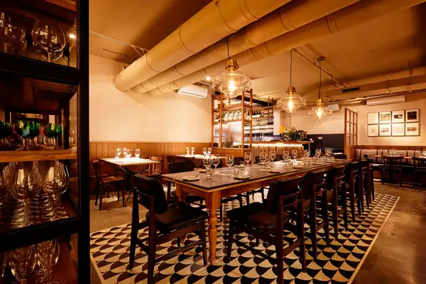 Público, a wine bar with an open kitchen in Barcelona