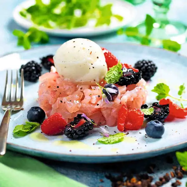 Amberjack tartare with lemon sorbet, gin and pepper, a holiday dish