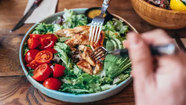 Protein lunch break: what to order at the bar and what to bring from home, according to experts