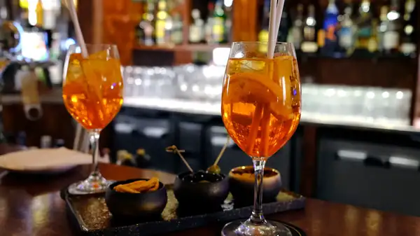 Two straws in cocktails: a technical trick, not decoration