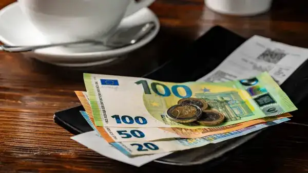 Tipping at home and abroad: In Japan, tipping is considered an insult, in the US it's mandatory. When is it okay not to tip a penny for service?