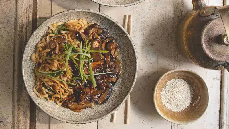 Ginger noodles with mushrooms