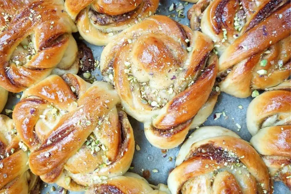 Rollitos de babka de chocolate blanco y pistacho