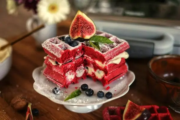 Gofres de terciopelo rojo con queso crema