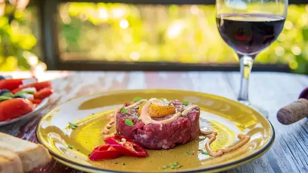The Best Wine To Pair With Steak Tartare