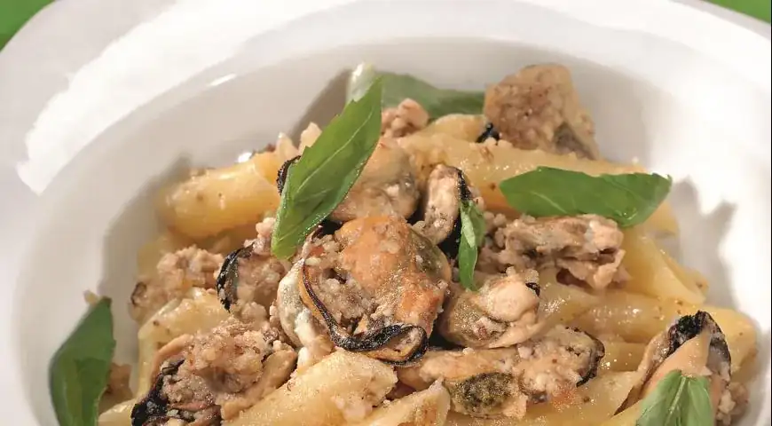 Penne with mussels in nut sauce