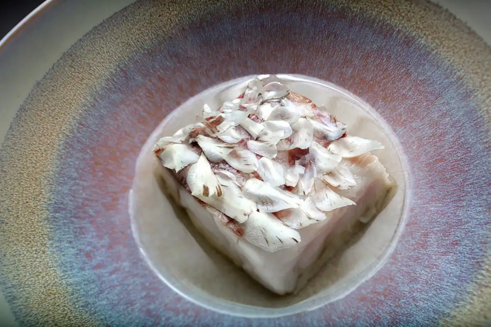 Lubina “a la sal” con té de alcachofa