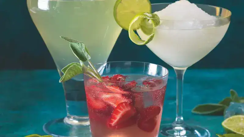 Sage syrup & alcoholic and non-alcoholic cocktails