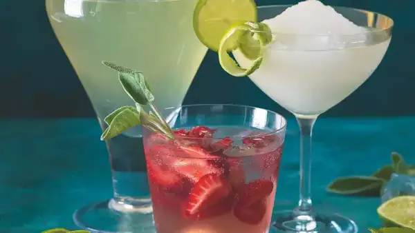Sage syrup & alcoholic and non-alcoholic cocktails