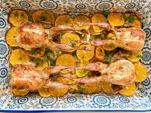 Codornices asadas con relleno de cuscús marroquí y salsa de albaricoque