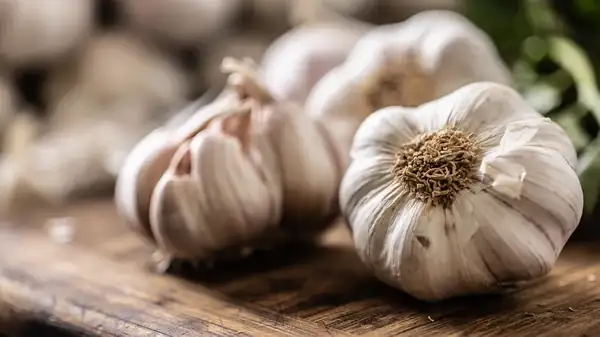 The Worst Way To Peel Garlic Is Also One Of The Most Common Ways