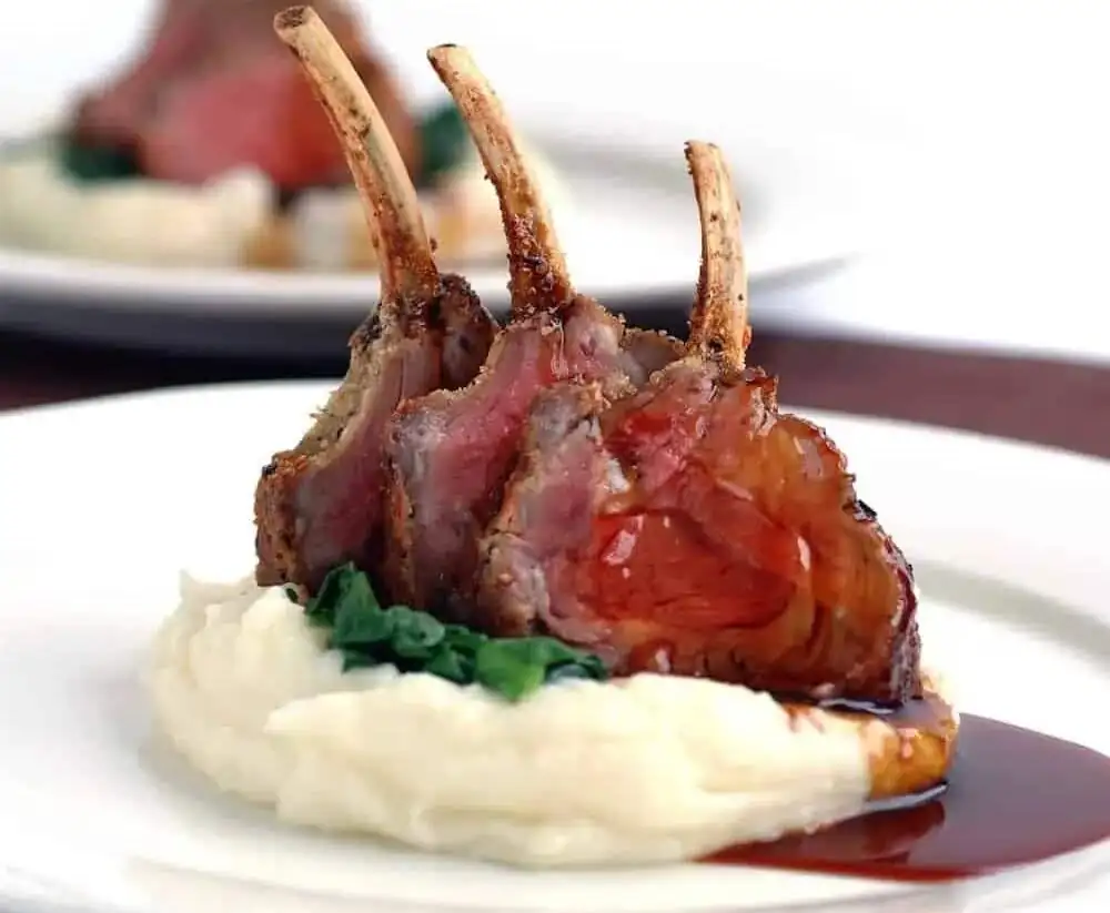 Costillas de cordero con costra de parmesano, puré de patatas y salsa de vino tinto