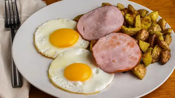 What's The Actual Difference Between Canadian Bacon And Ham?
