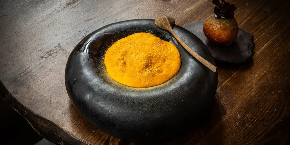 Receta de rosquillas de calabaza y gambas con bisque de caléndula y crema de espadín