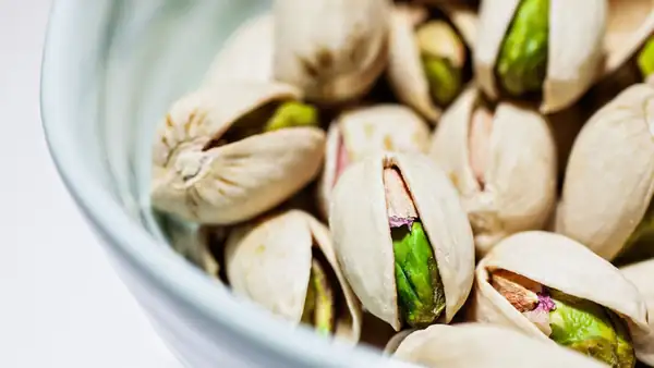 Spiced pistachios, the perfect protein snack for your summer
