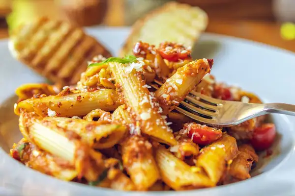 La receta de pasta al horno de Mary Berry, que "encanta a toda la familia", es "fácil de preparar"