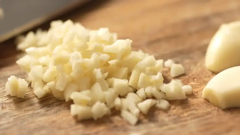 Does It Matter When You Add Garlic To Your Sauté?