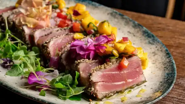 Toronto acaba de inaugurar un nuevo local que sirve comida casera caribeña y que cuenta con baños secretos inspirados en He-Man y She-Ra