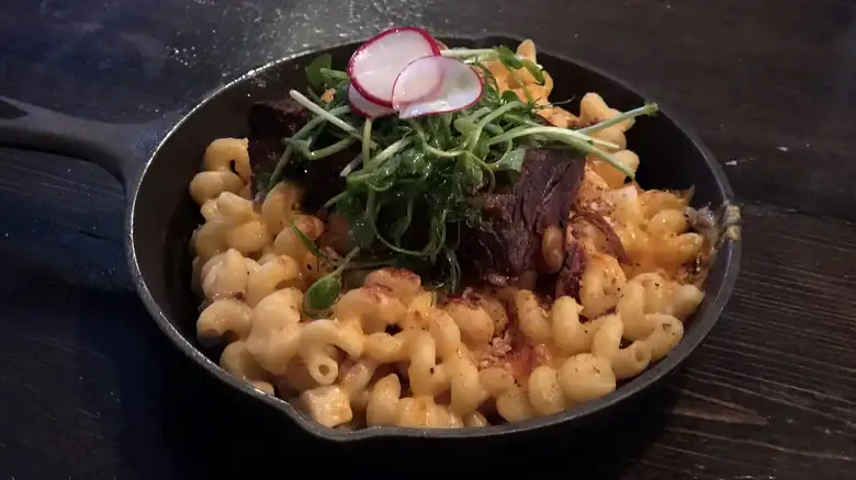 La falda de res ahumada mejora los macarrones con queso
