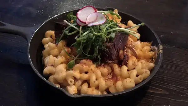 La falda de res ahumada mejora los macarrones con queso