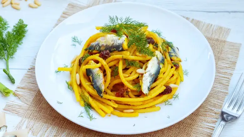 El azafrán, el ingrediente clave para una pasta casera dorada y brillante