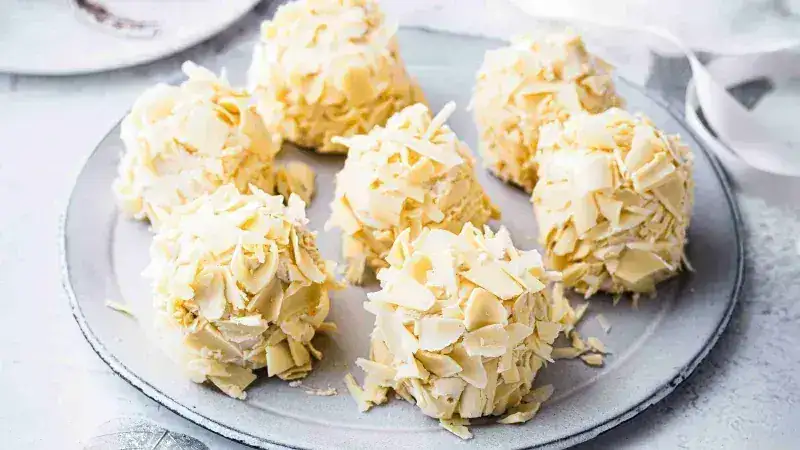 Meringues with white chocolate and liqueur (Aux merveilleux)