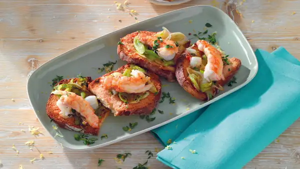Fish menu: thyme and lemon bruschetta with scampi