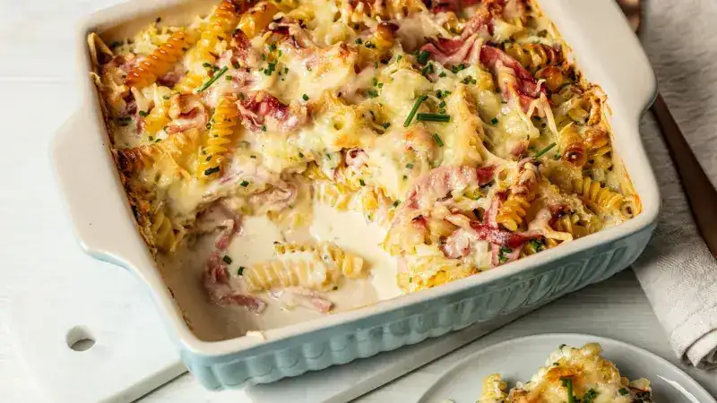 Baked pasta with ham and cream sauce