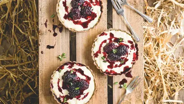 Buckwheat flour tartlets with milk rice and blackberries