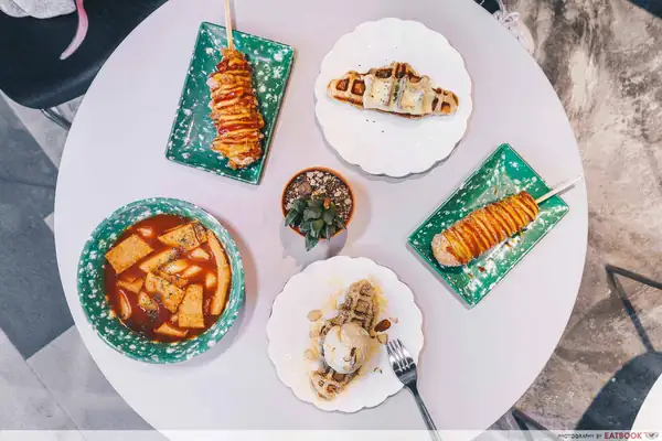 Revisión de Bunsik: perritos de maíz con queso, croffles Injeolmi y más comida callejera coreana en Ang Mo Kio