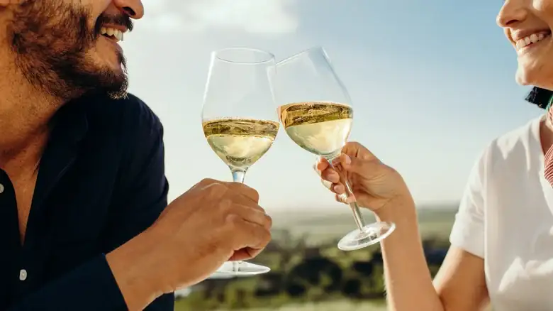 ¿Cuánto deberías gastar en una buena botella de vino blanco en 2026?