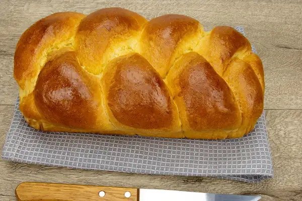 A pastry chef prepares her braided brioche without sugar or butter: it's lighter and just as soft