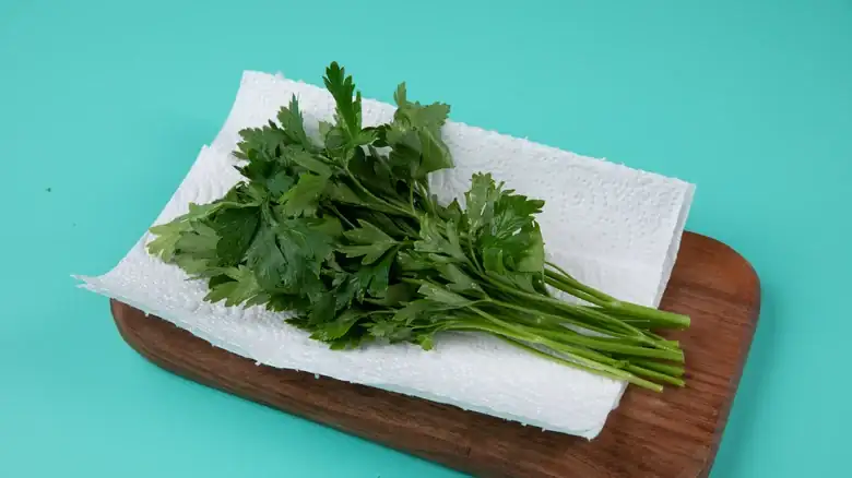 The Paper Towel Hack That Keeps Refrigerated Vegetables Fresher For Longer