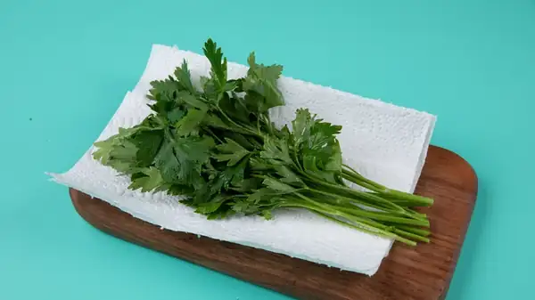The Paper Towel Hack That Keeps Refrigerated Vegetables Fresher For Longer