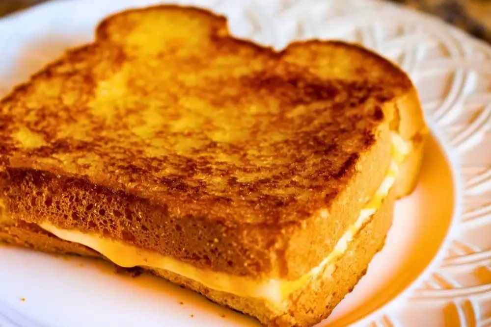 Los sándwiches de queso a la plancha quedan más crujientes si sustituyes la mantequilla por un ingrediente mejor