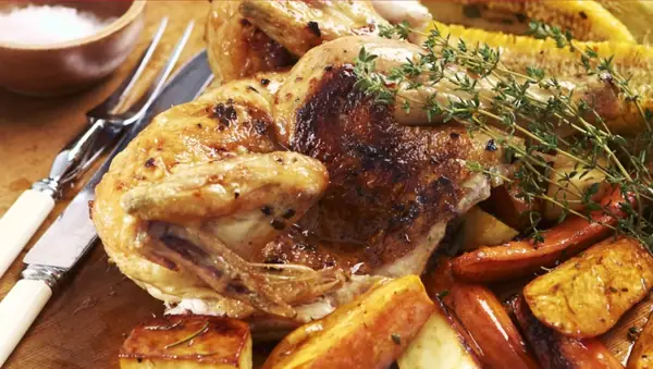 Pollo asado con chile y verduras caramelizadas