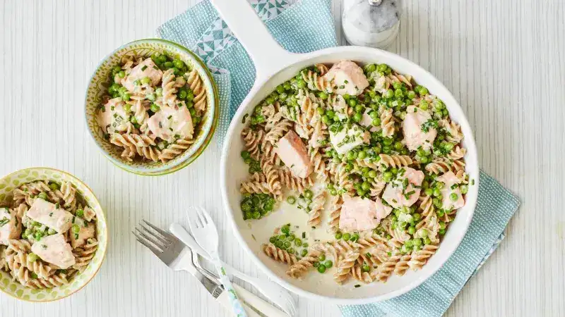 Creamy pasta with salmon and peas
