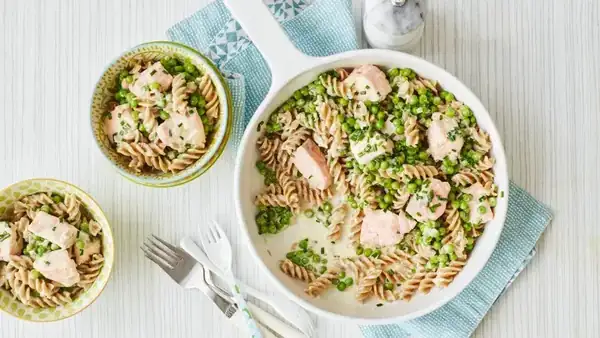Creamy pasta with salmon and peas