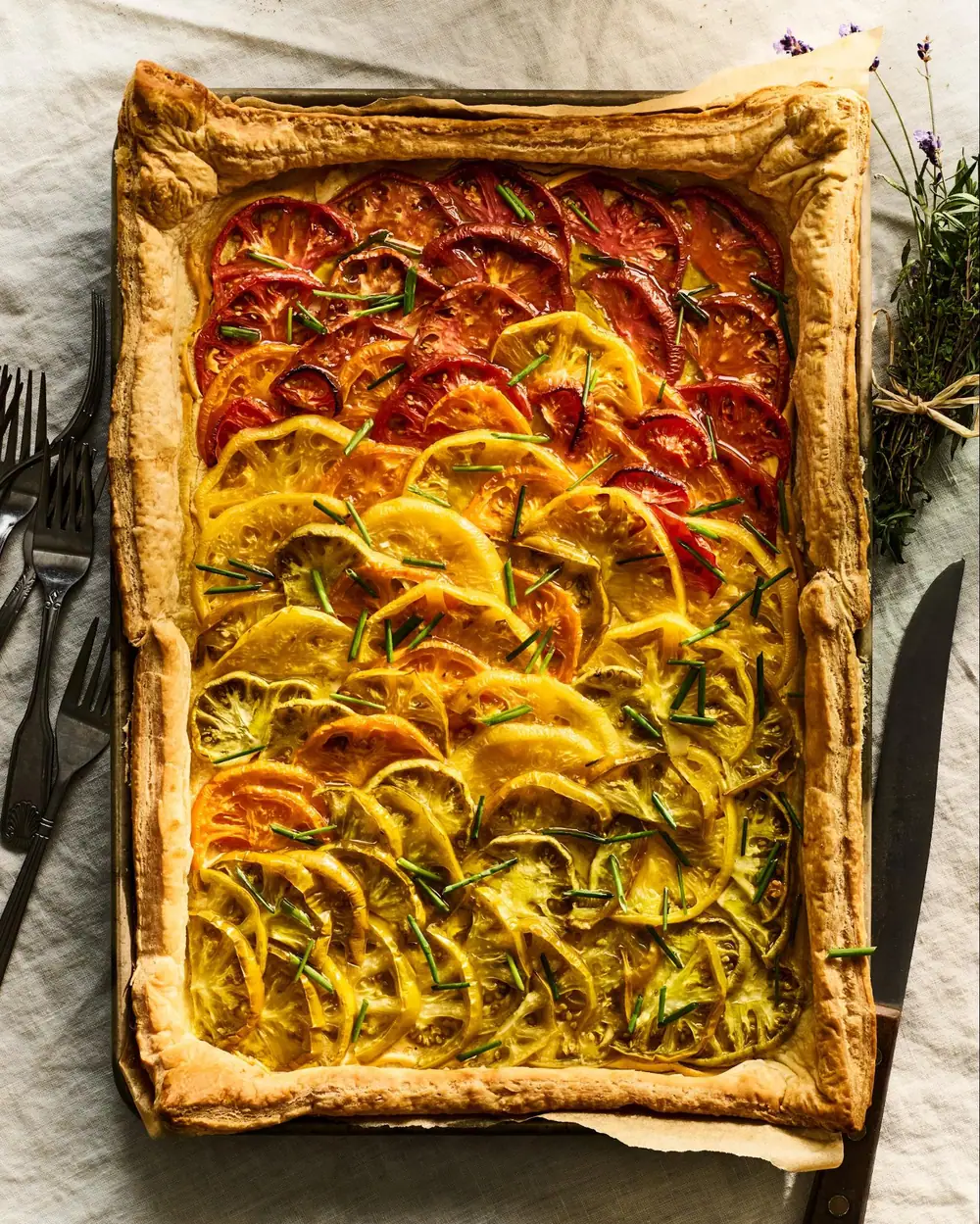 Receta de tarta de tomate con mostaza y hierbas